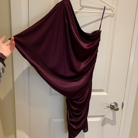 Le Chateau one shoulder ruched dress - Picture 3 of 5